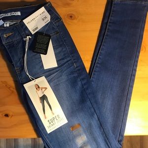 Celebrity pink mid rise super skinny jeans